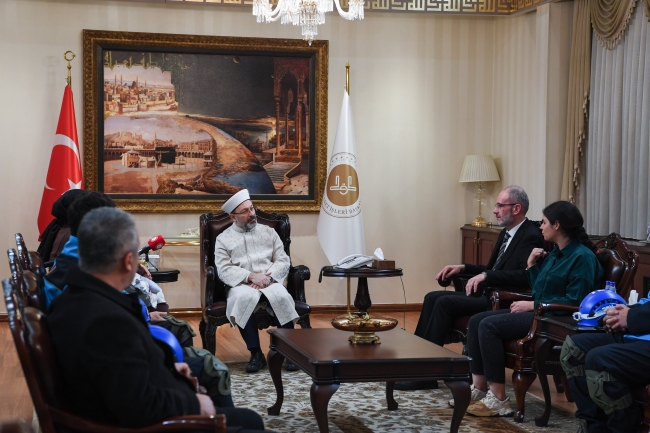 Depremzedelerden Diyanet İşleri Başkanı Erbaş’a ziyaret