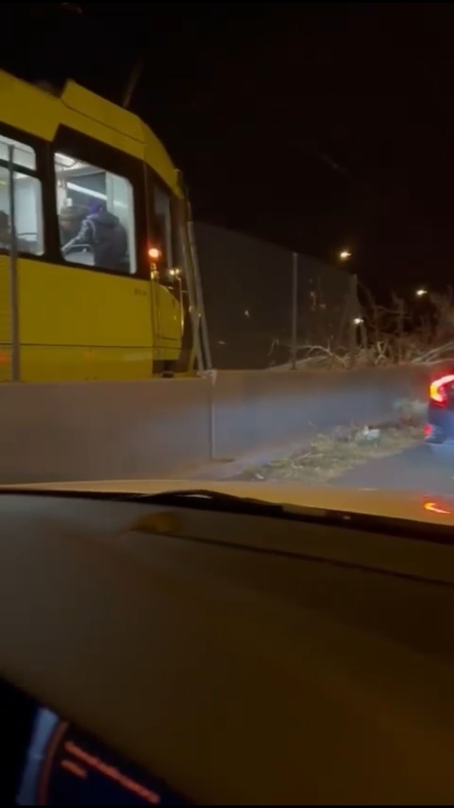 Bursa'da metro raylarına düşen ağaç seferleri durdurdu!