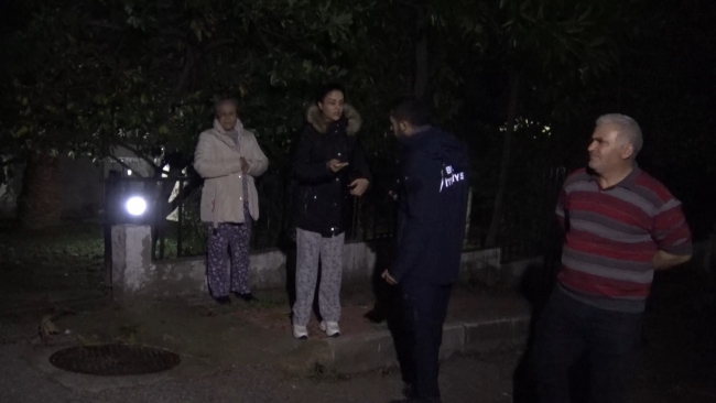 Bursa'da ağaç ve elektrik direği araçların üzerine devrildi
