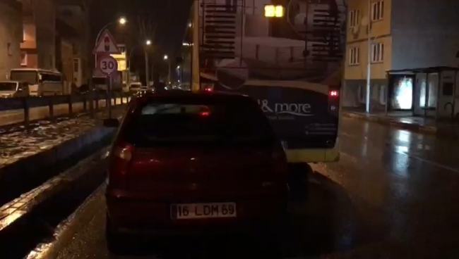 Bursa'da otomobil belediye otobüsüne çarptı!