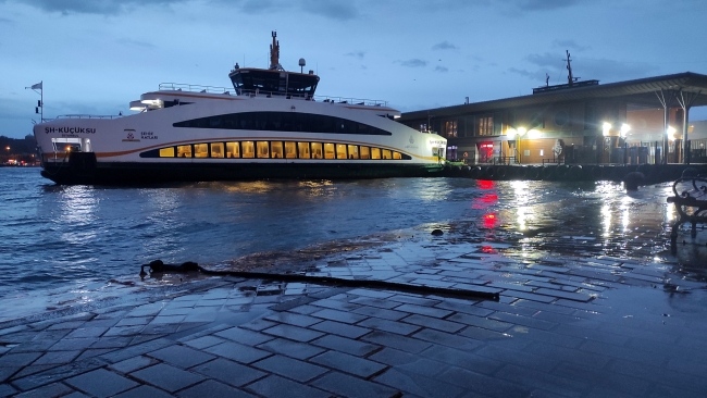 İstanbul fırtınaya teslim! Marmaray ve metrobüste yoğunluk oluştu