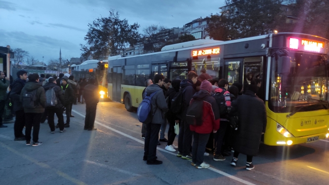 İstanbul fırtınaya teslim! Marmaray ve metrobüste yoğunluk oluştu