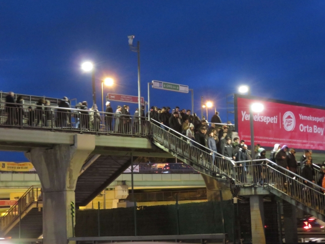 İstanbul fırtınaya teslim! Marmaray ve metrobüste yoğunluk oluştu
