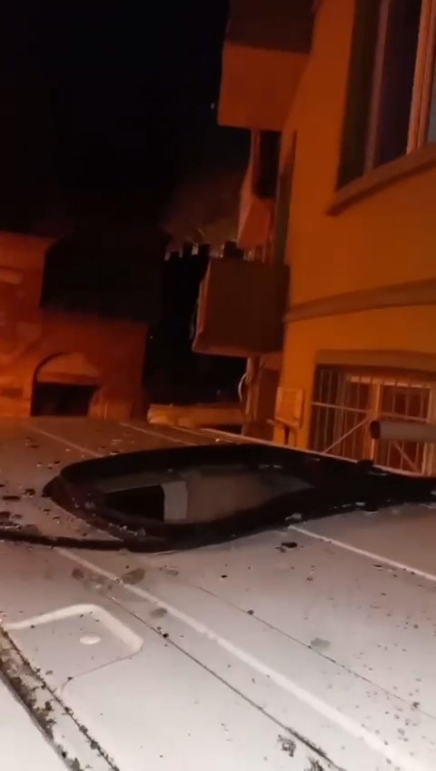 Bursa'da fırtınadan servis minibüsü de nasibini aldı