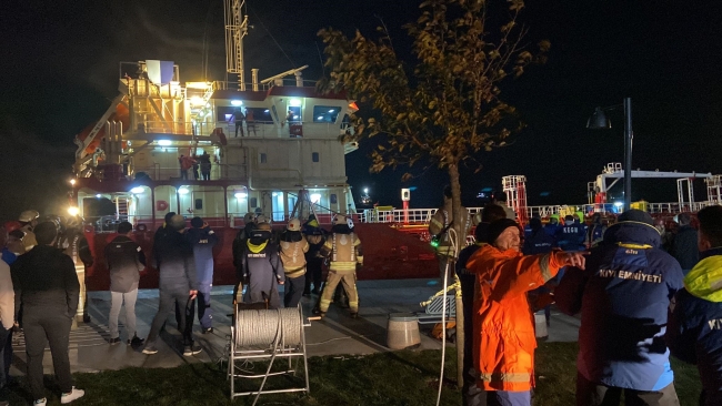İstanbul'da gemi karaya oturdu! 11 kişilik mürettebat kurtarıldı