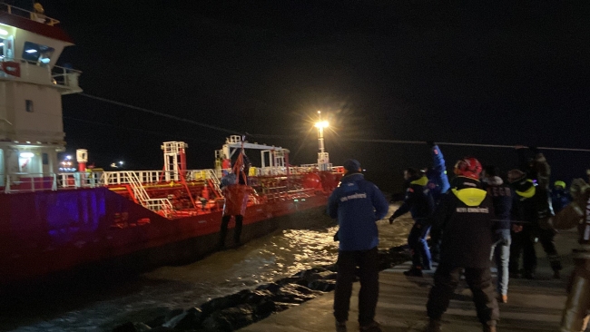 İstanbul'da gemi karaya oturdu! 11 kişilik mürettebat kurtarıldı