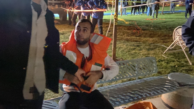 İstanbul'da gemi karaya oturdu! 11 kişilik mürettebat kurtarıldı