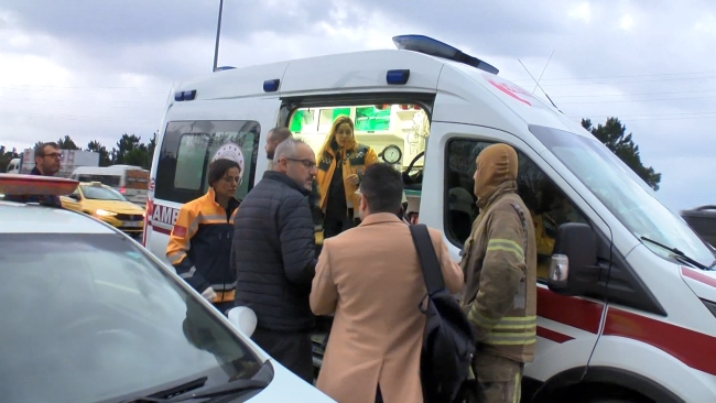 Servis minibüsü bariyere çarptı: Yaralılar var!