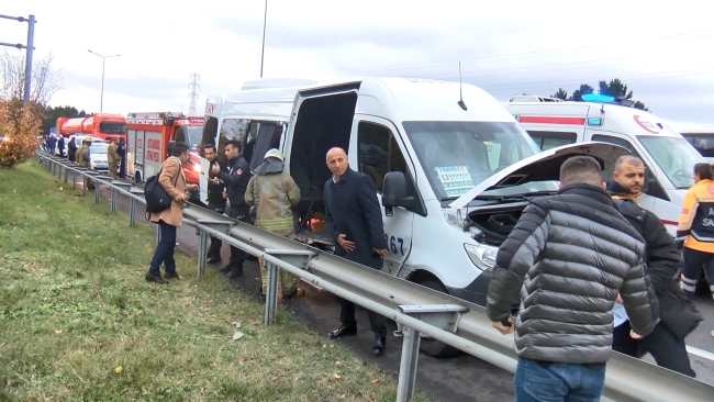 Servis minibüsü bariyere çarptı: Yaralılar var!