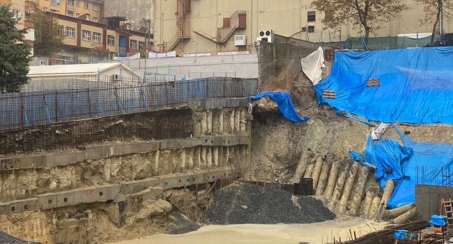 Bağcılar'da inşaatın istinat duvarı çöktü