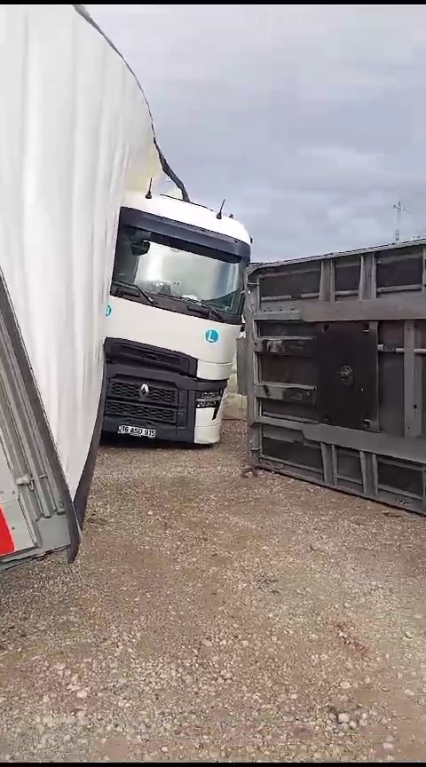 Bursa'da kuvvetli fırtına TIR'ları devirdi