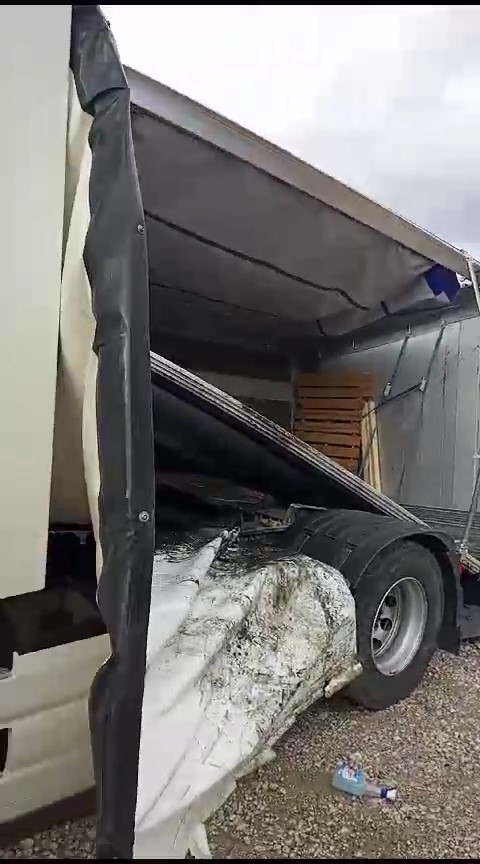 Bursa'da kuvvetli fırtına TIR'ları devirdi