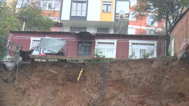 İstanbul'da korku dolu anlar! İstinat duvarı çöktü