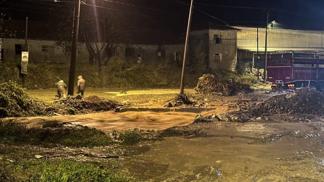Bursa'da sağanak yağış hayatı felç etti!