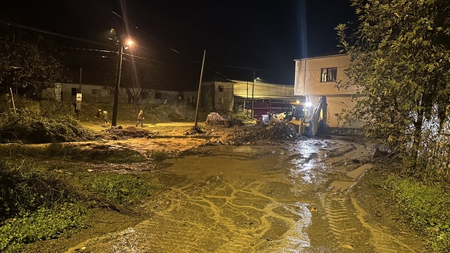 Bursa'da sağanak yağış hayatı felç etti!
