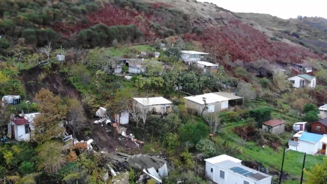Bursa’da heyelan 2 evi yuttu