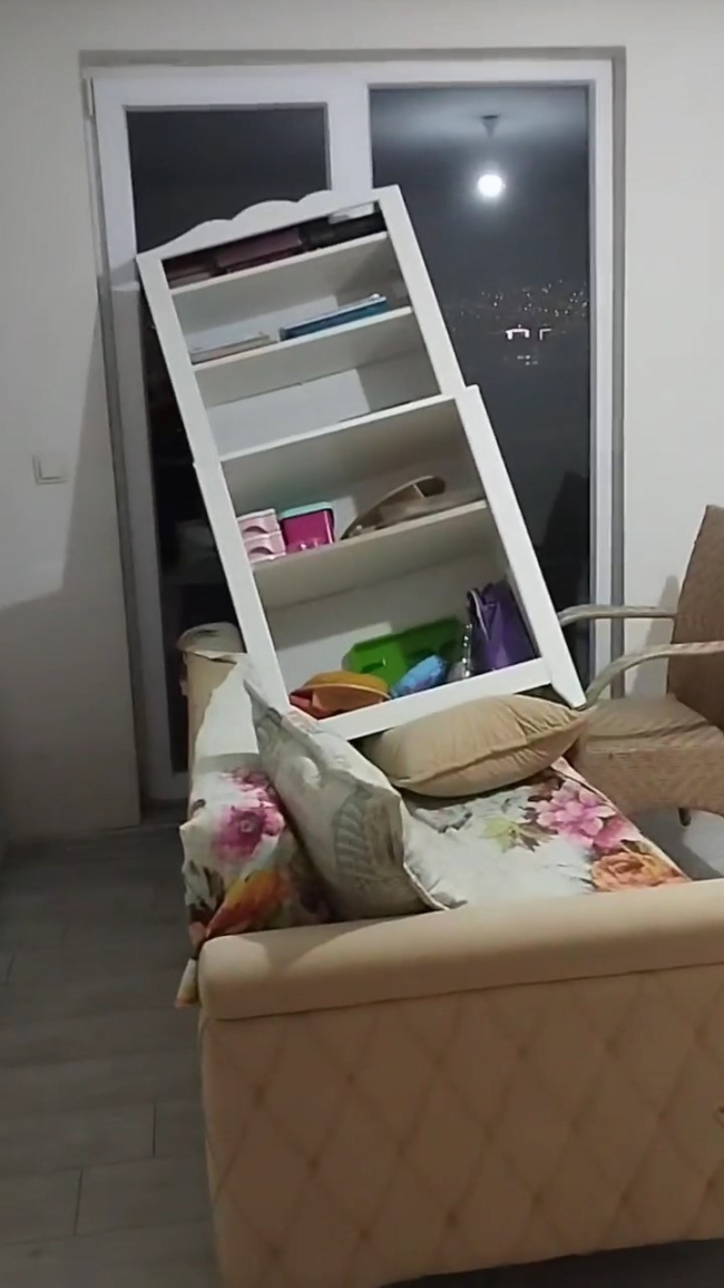 Kuvvetli rüzgar Bursa’yı birbirine kattı