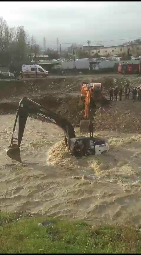 Bursa'da azgın sel sularında can pazarı!