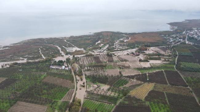 İznik'te taşan dereye ekipler müdahale etti