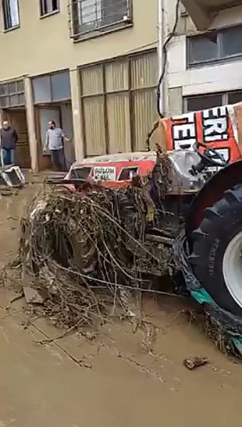 Mudanya’da dükkanlar çamur deryasına döndü