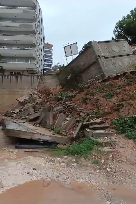 Mudanya’da dükkanlar çamur deryasına döndü