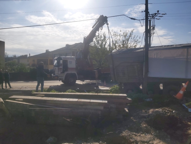 Bursa'da TIR kanala düştü