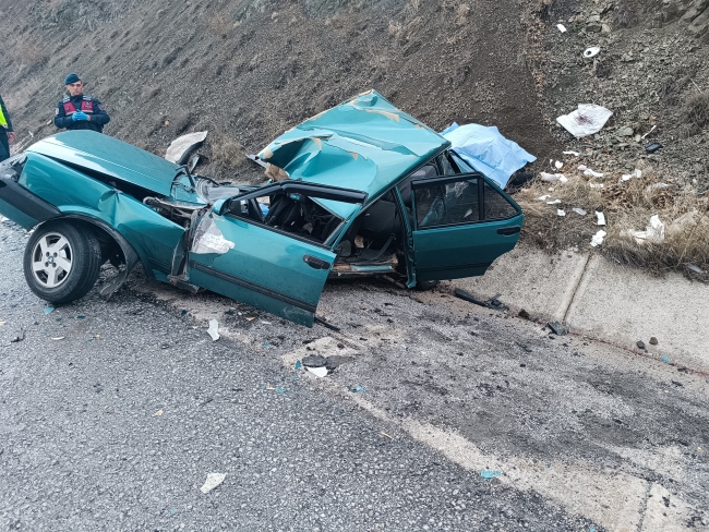Otomobil ile TIR Çarpıştı: 2 Ölü, 1 Yaralı