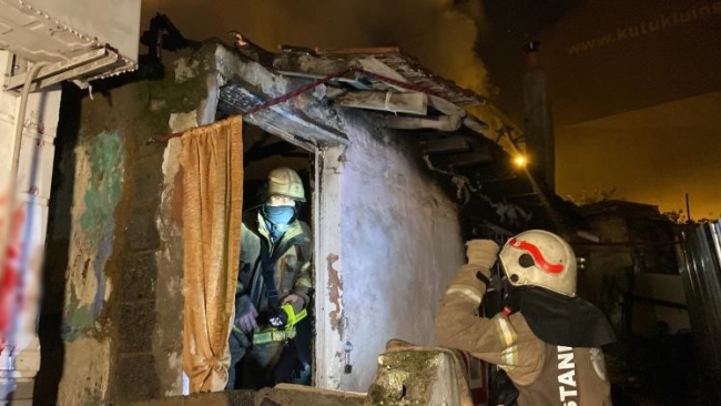Gecekondu alevlere teslim oldu