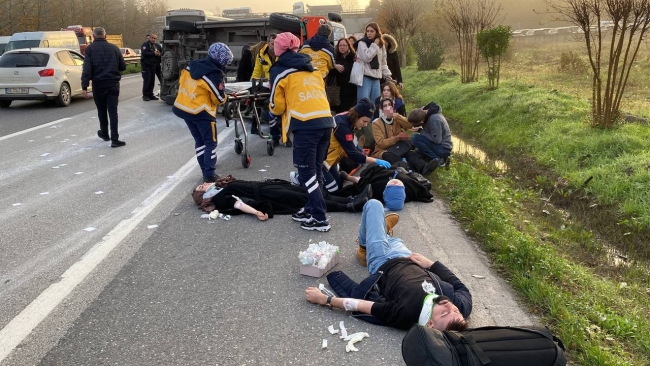 Otomobil yolcu minibüsüne çarptı:17 yaralı