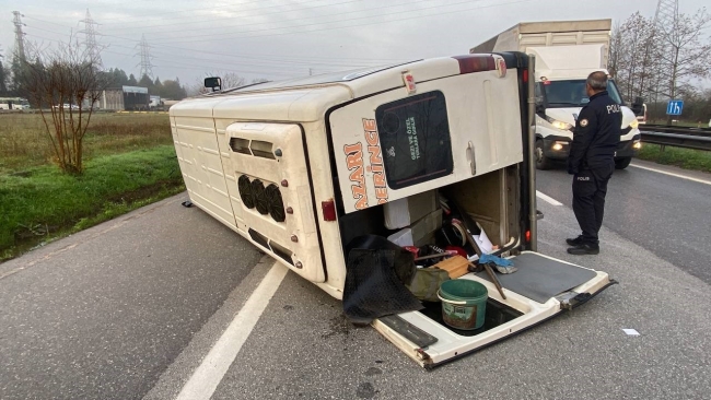 Otomobil yolcu minibüsüne çarptı:17 yaralı