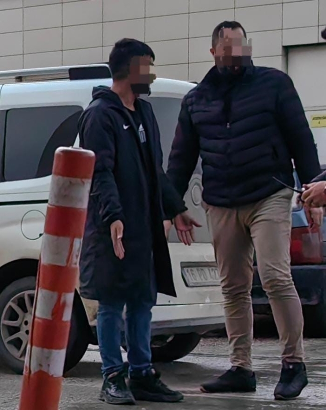 İnegöl'de çaldığı aracı parçalarken yakalanan hırsız tutuklandı