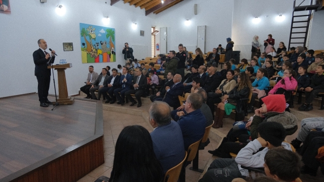 Alinur Aktaş'tan Özhan Market'e plaket