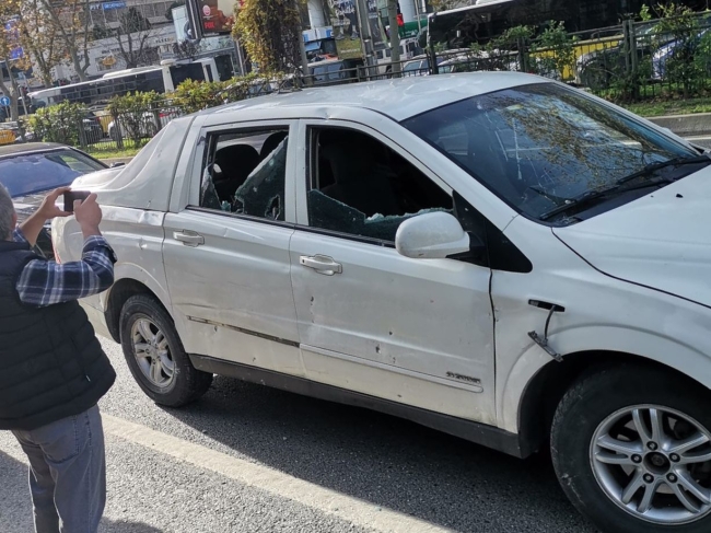 İstanbul'da bina yıkımında yola moloz düştü