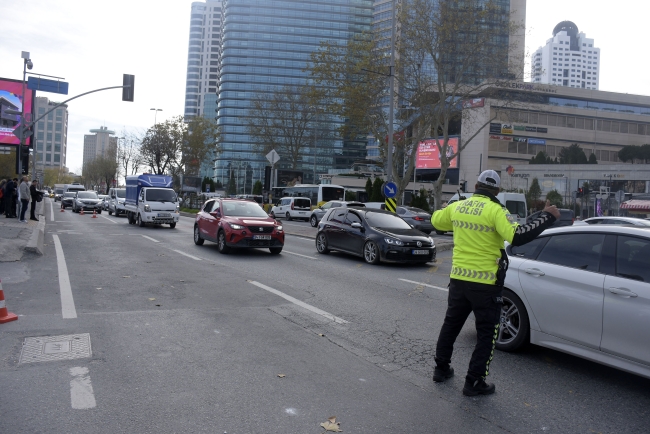 İstanbul'da bina yıkımında yola moloz düştü