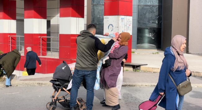 Bursa'da etkili rüzgar vatandaşlara zor anlar yaşattı