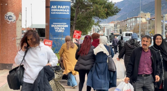Bursa'da etkili rüzgar vatandaşlara zor anlar yaşattı