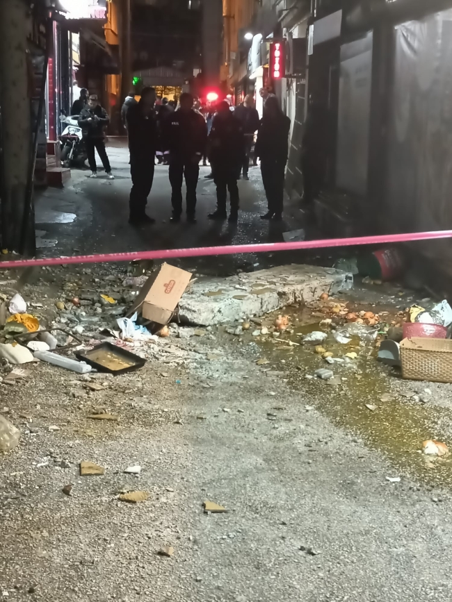 Bursa'nın Çarşamba mahallesinde balkon çöktü!