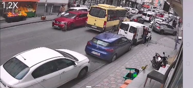 Yola atlayan çocuğa otomobil çarptı