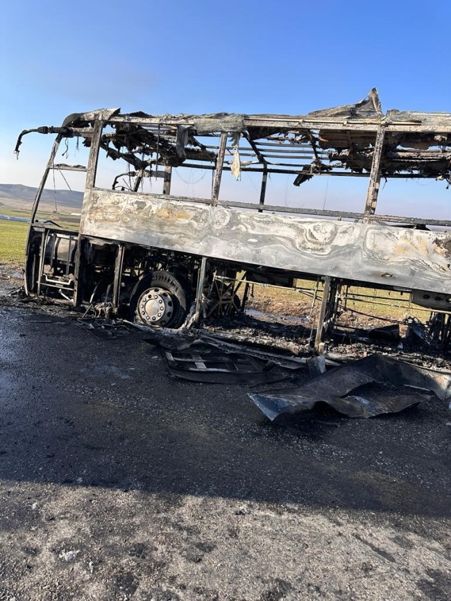 Yolcu otobüsü alevlere teslim oldu