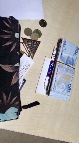 Bursa'da para dolu çantayı karakola teslim etti