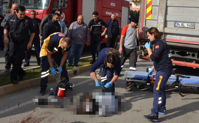 Kamyonun altında kalan motosikletlinin acı sonu!