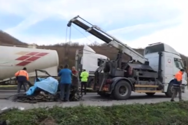 Otomobil parçalara ayrıldı: 2 ölü, 3 yaralı