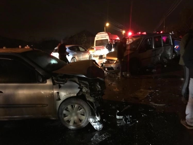 Sakarya'da 3 araç birbirine girdi: 4 yaralı