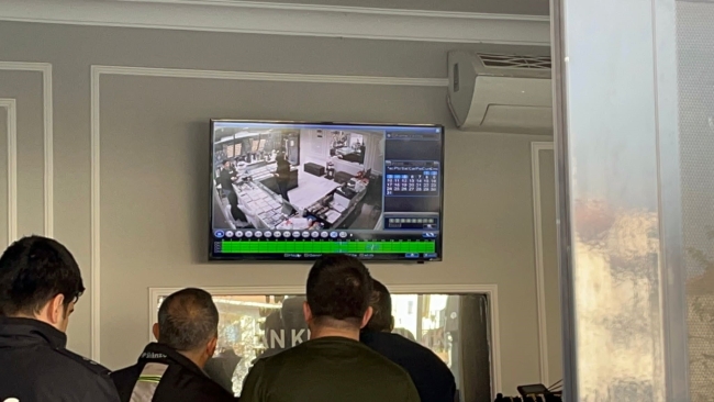 Bursa'da kar maskeli ve silahlı soyguncuyu ekipler araştırdı