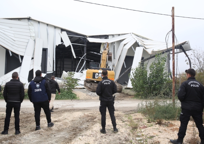 Çalı ve Tahtalı’da kaçak işyerleri yıkıldı