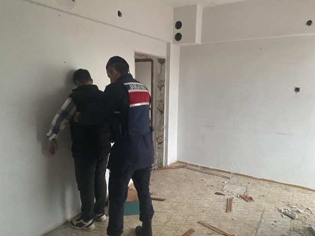 Bursa'da jandarma aranan 18 şahsı yakaladı