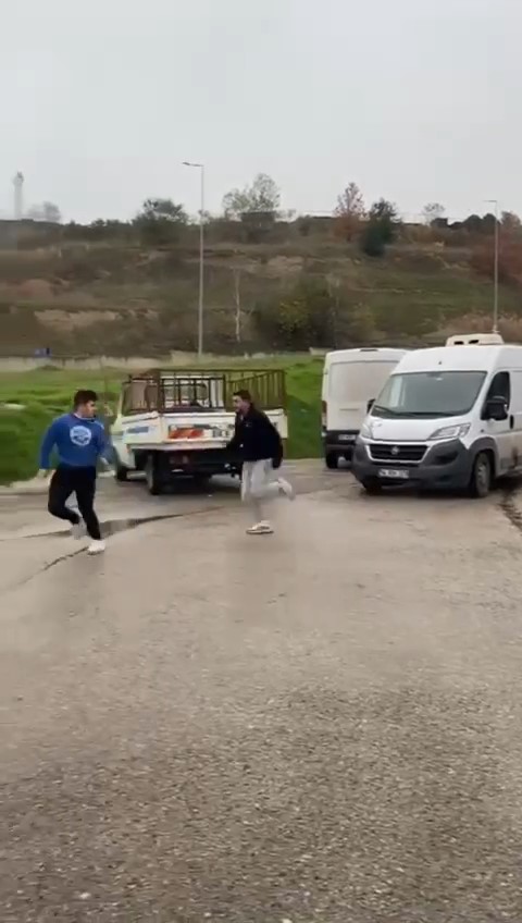 Bursa'da kovaladığı kişi yakalayıp böyle darp etti
