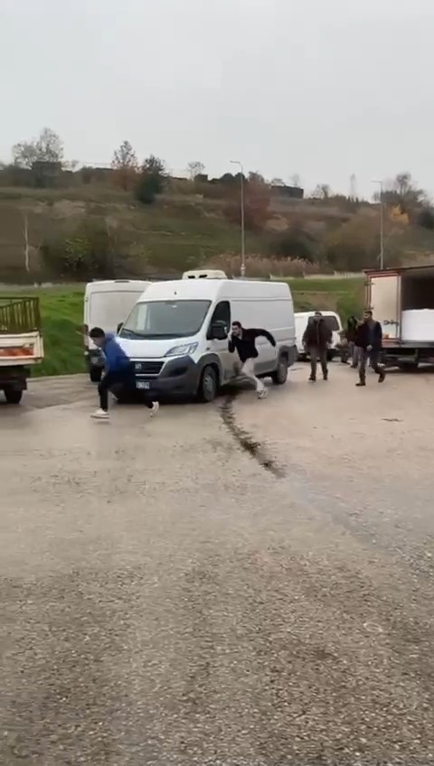 Bursa'da kovaladığı kişi yakalayıp böyle darp etti