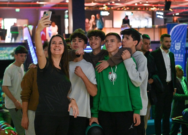Bursa'da liseliler bowlingle stres atıyor