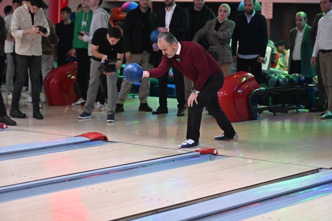Bursa'da liseliler bowlingle stres atıyor
